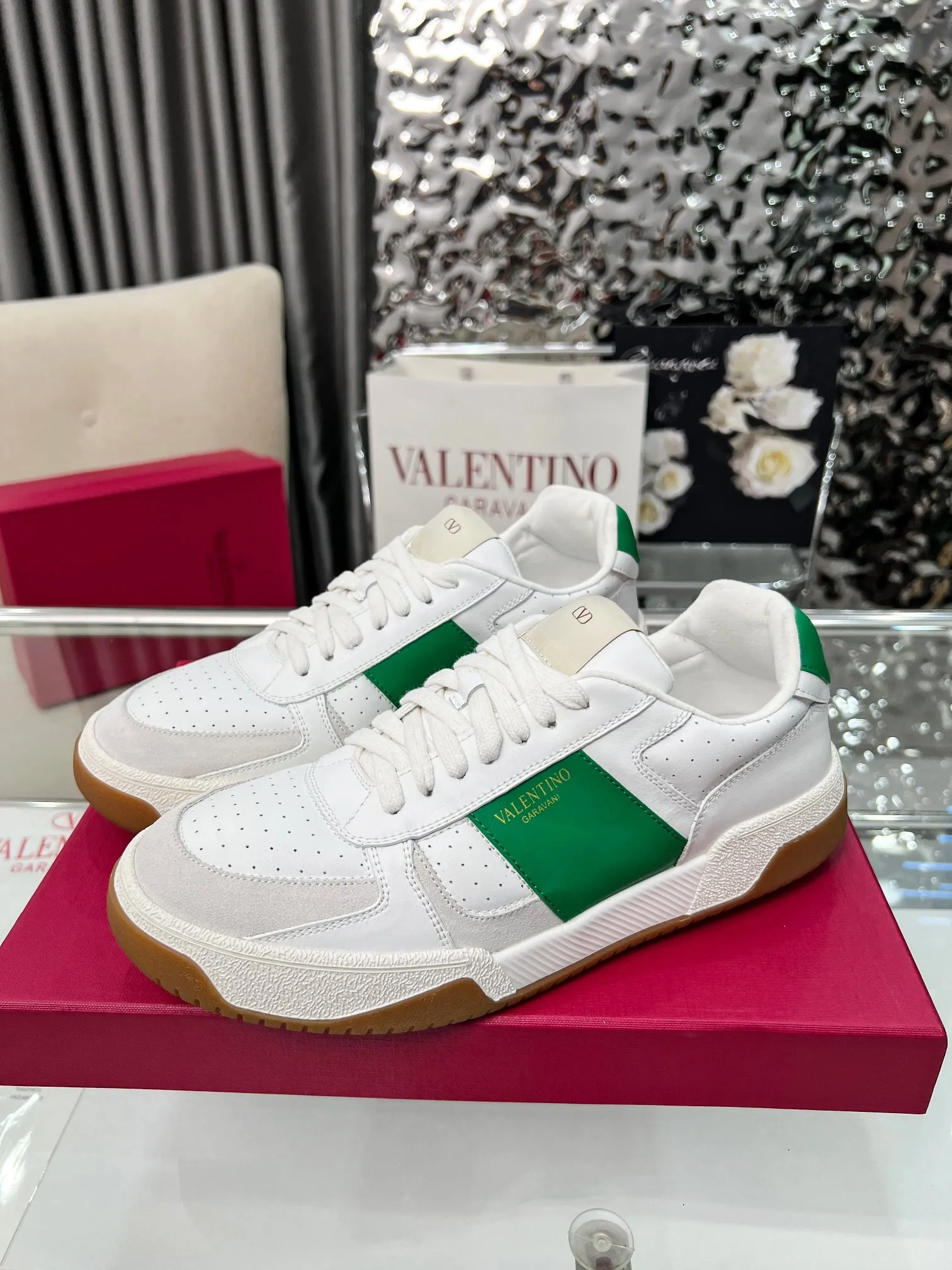 【Valentino】P: 660💰 Couple style, size: women 35-40▪️men 39-44 (customized at 45.46) Valentino 𝑶𝒏𝒆𝑺𝒕𝒖𝒅 Couple sports shoes series Valentino 2025 new couple sports shoes are on sale. The original ZP purchase and disassembly. Repeated pattern making and modification. 1:1 restoration! Top luxury masterpiece, lace-up design, soft and comfortable imported calfskin brings excellent elegant texture and excellent on-foot comfort. Top purchasing version upper: imported calfskin surface/original oil edge craftsmanship. Lining: water-dyed sheepskin lining. Outsole: original development 𝐓𝐏𝐔 two-color combination outsole. Packaging: full package with original configuration.
